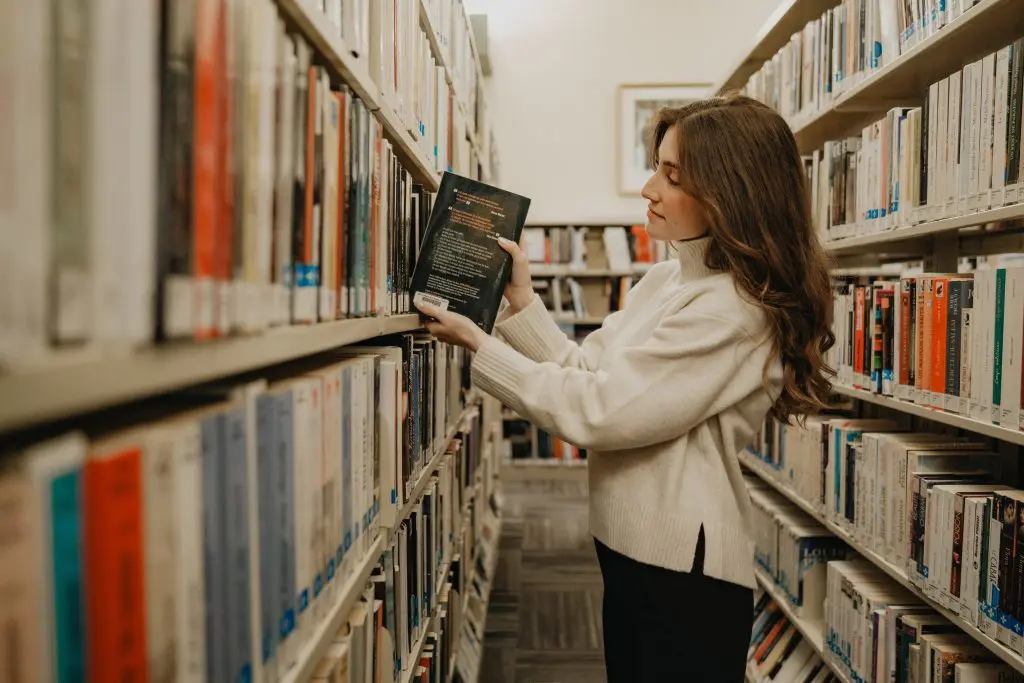 Et si ta passion pour les livres devenait ton emploi étudiant ?