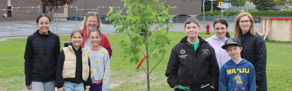 Activité dans le cadre du Jour de la Terre : Six nouveaux arbres plantés à l’école Jacques-Rocheleau