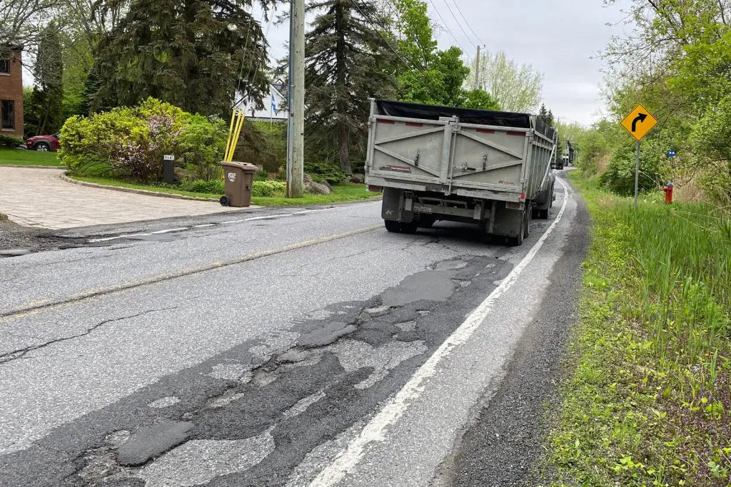 Des camions lourds circulent illégalement sur la route 223.