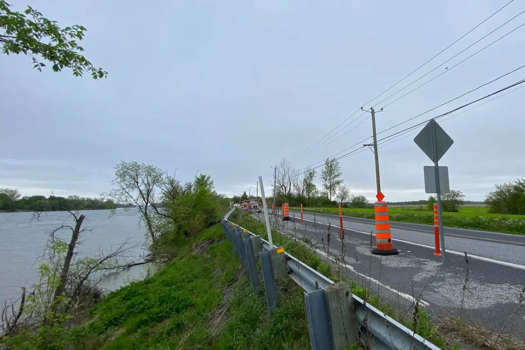 La berge menace de s'effondrer et d'emporter une partie de la route avec elle.