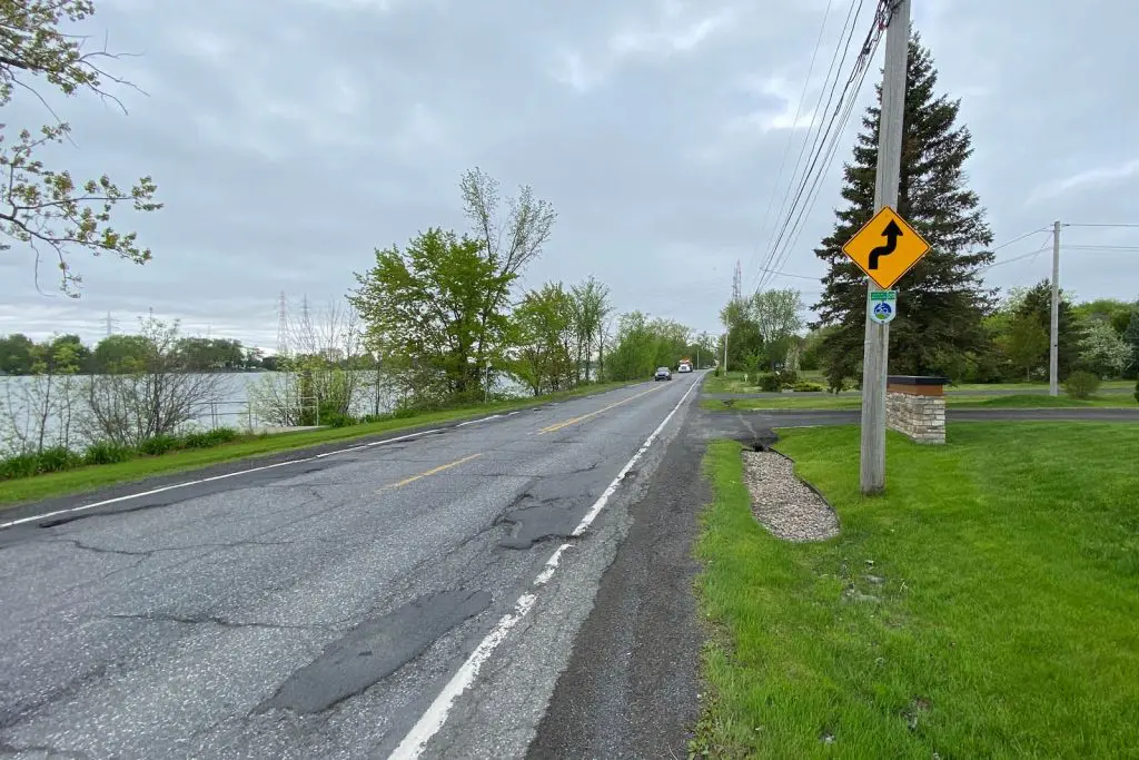 La détérioration de la route est évidente.
