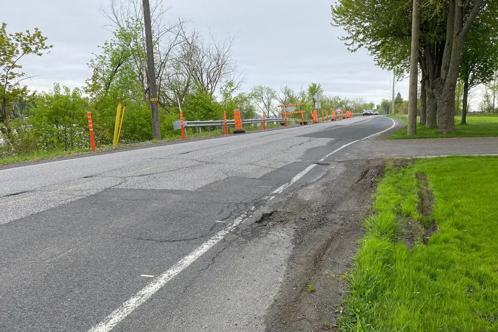 La chaussée se dégrade de jour en jour.