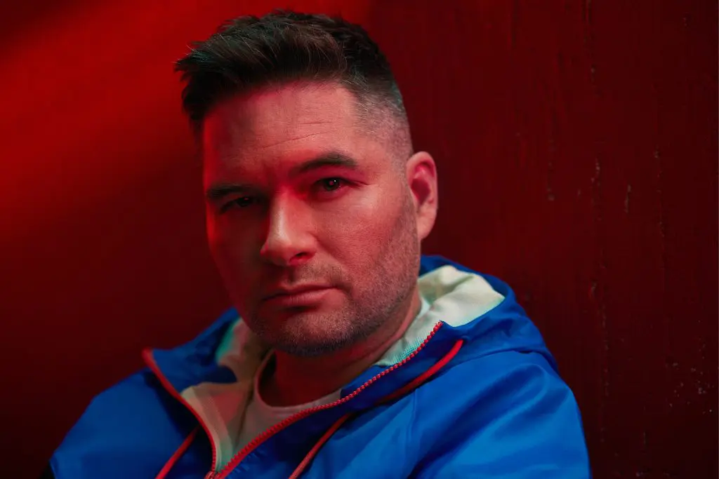 Manu Militari – <em src=