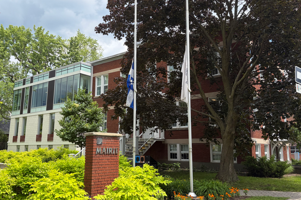 Drapeaux de l&rsquo;hôtel de ville en berne à la suite de la fusillade dans Côte-des-Neiges hier