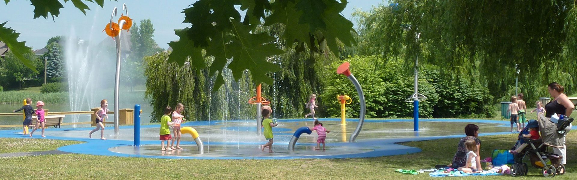 Enfants jouant dans les jeux d'eau
