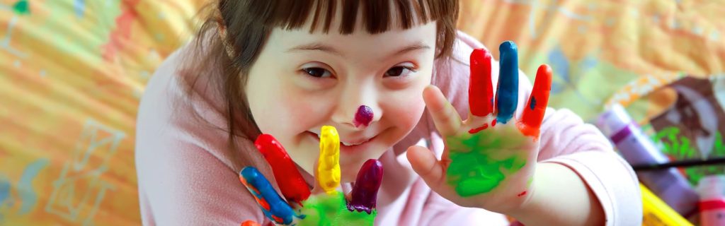 Enfant handicapé faisant de la peinture