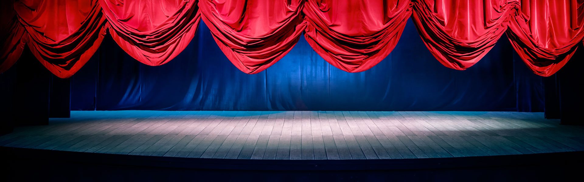 Photo d'une scène de théâtre et d'un rideau rouge