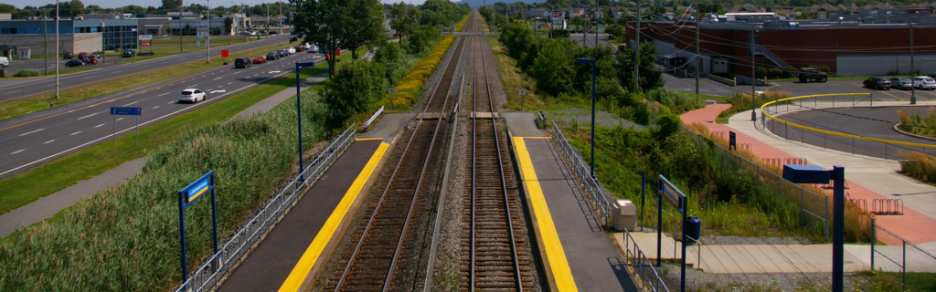 La voie ferrée vue du haut de la tour de la gare à Saint-Basile-le-Grand, vers Mont-Saint-Hilaire