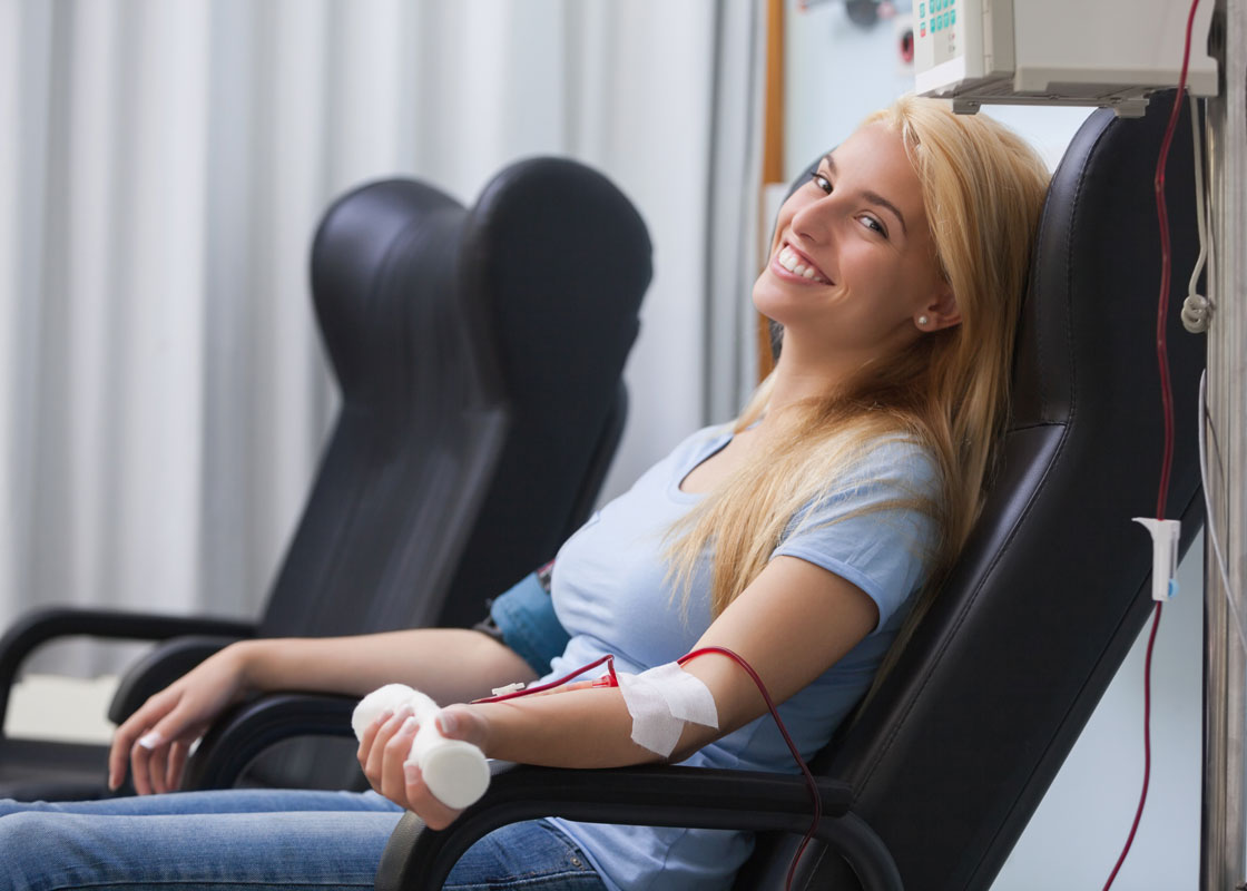 Jeune femme effectuant un don de sang